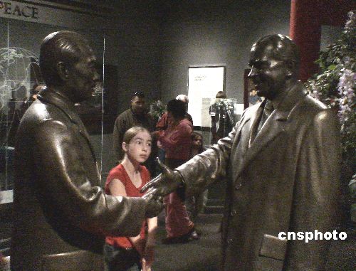美国展出尼克松与周恩来握手瞬间的雕塑作品